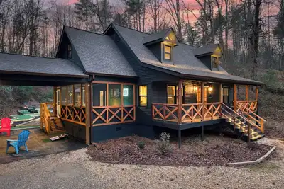 Image de Cozy Getaway in Ellijay, Ga\nHot Tub • Fire Pit • Dog Friendly • Mountain Retreat