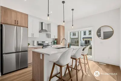 Image de Designer-Inspired Home » King Bed » Garage » Ac #21