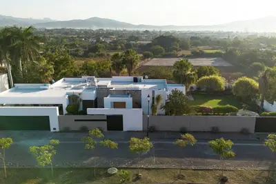 Image de Luxury home in Cuernavaca with pool, jacuzzi, steam room and pickleball court