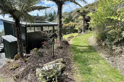 Image de Cosy modern two bedroom off-grid cabin, in the Marlborough Sounds