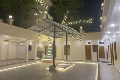 Image de Explore Kashi with SerenityStays : Spacious 8 Bedroom Retreat at City Centre! !