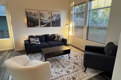 Image de Light-Filled Modern Pnw Retreat — Tualatin 3br