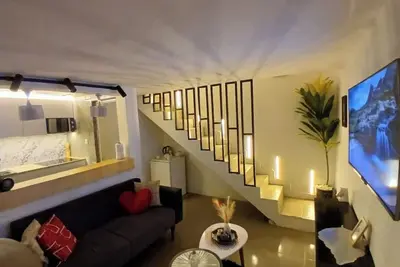 Image de Studio moderne et chaleureux avec escalier design.