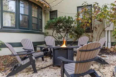 Image de Lancaster Carriage House w/ Fireplace & Jacuzzi