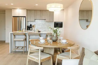 Image de Relax in a modern 2 bedroom lakefront condo at Aqua Waterfront Village. You get lake views, stylish interiors, a pool, hot tub, gym, secure parking, plus quick access to wineries, cafés, trails & beaches. Perfect for a peaceful Kelowna getaway.