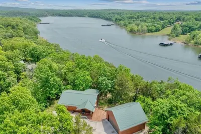 Image de Peaceful Lakefront 2 Bedroom Cabin Overlooking Table Lake