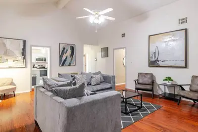 Image de Large Spacious Home | 7 bed, backyard, 3br, parking