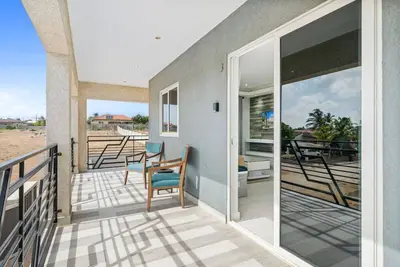 Image de Prime Location | 2br w/ Pool, Bbq & Close to Beach