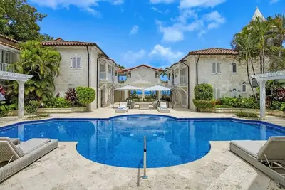 Image de Bachelor Hall Summary