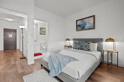 Image de 2br • 2 Bath • 6 Guests • Parking • Balcony • Near Cn Tower • Downtown—By Hostia