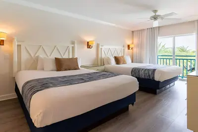 Image de 2br Poolside Suite | Outdoor Swimming Pools | Close to the Beach | Free Parking