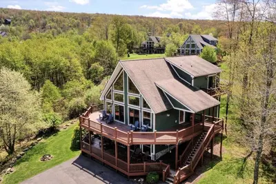Image de Lake View Chalet with Hot Tub and Fire Pit