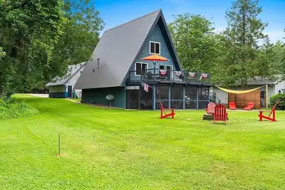 Image de Coming Soon! Classic A-Frame Cottage on the Channel - 35 Minutes from Lambeau!