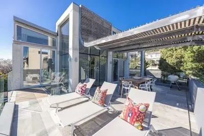 Image de Architectural Dream Home in beautiful Seapoint, Cape Town.