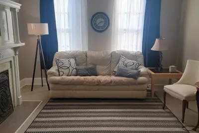 Image de 1895 meets 2025 Townhouse in Urban Hamilton