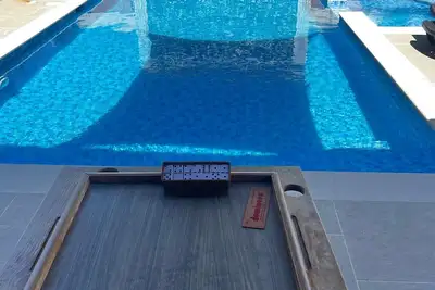 Image de large luxurious family villa with pool