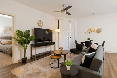 Image de Elegant Mid-Rise 2br | Near Everything