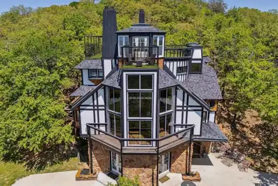 Image de 3 Story Luxury Hilltop House with Panoramic Views
