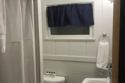 Image de Waterfront Spacious 2 Houses/ 2 Cottages in serene Meredith with Ac