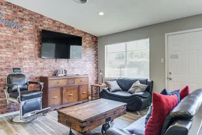 Central Location Private Backyard Modern & Spacious