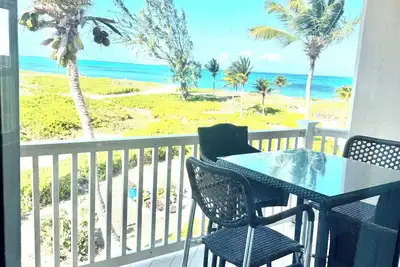 Image de Serene Oceanfront Sanctuary Surrounded by Untouched Natural Beauty