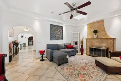 Image de New Lux Roses House-Mins to Mayo Clinic & Airport.