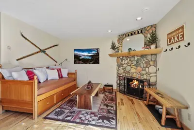 Image de Cozy Tahoe Chalet | Fireplace & Views | Sleeps 4