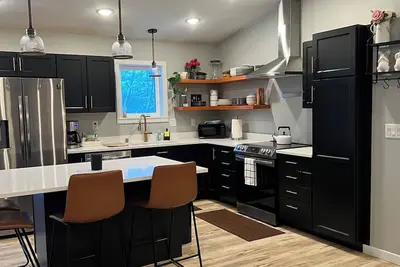 Image de Modern Two- story Alaskan retreat, close to the airport.