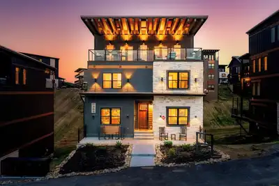 Image de Luxury Rooftop Cabin~Heated Indoor Pool~Hot Tub~PickleBall Court~Sleeps 22