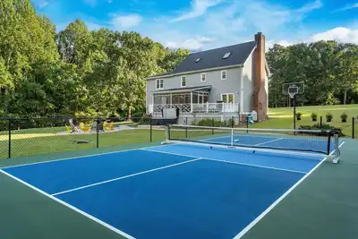 Image de Pickleball Estate near Raleigh, Hot Tub, Fire Pit, Basketball, 5 Br, 3 acre lot