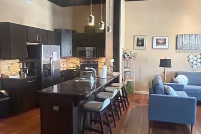 Image de Gorgeous 3 bedroom Downtown loft apartment with private balcony & rooftop deck. .