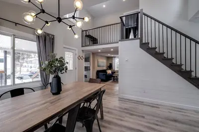 Image de The Lazy Bear Cottage in Grand Bend! Walking Distance to Beach + Hot Tub!