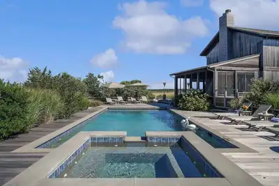 Image de Modern Farmhouse In Katama With Pool