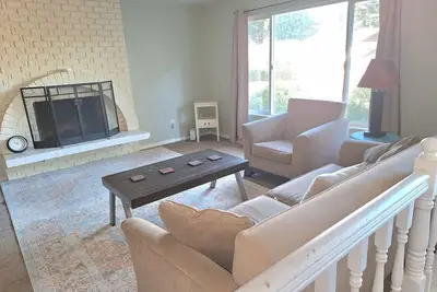 Image de Quiet room with a private bathroom in a safe neighborhood.