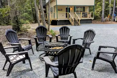 Image de Unique Cabin with Treehouse Suite. Hot Tub! Luxurious & Private near Bar Harbor