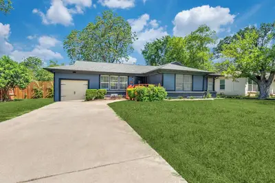 Image de Game Day Oasis Hot Tub I Pool table I Mini Golf