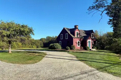 Image de Historic Farmhouse in Northwest Connecticut. Minutes from Ski Sundown!