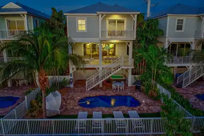 Image de Sunset Tides - Luxury Waterfront Pool Home, 30' Dock