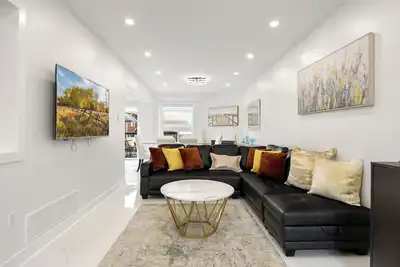 Image de Like-New Home, 4+1 Br, 2. 5 Bath, Parking & Wifi