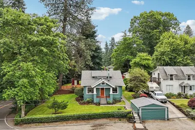 Image de 3 Bedroom - Beautifully Remodeled Bungalow - Extended Stays