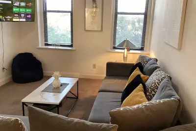 Image de Stylish Bedroom Escape-Warm & Relaxing Ambiance in lovely Greensboro with Ac