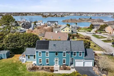 Image de Stylish coastal retreat w/ water views, cozy outdoor firepit &shower, alfresco dining&more!