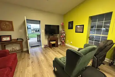 Image de Safe, secure and secluded 2-bedroom apartment outside city limits of Alexandria.