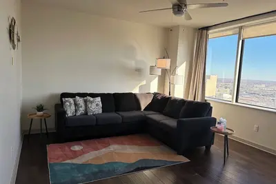 Image de Modern Downtown High-Rise: Stunning Views + Steps from Hotspots