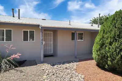 Image de Short Drive to Balloon Fiesta Park. 5 blocks from shopping malls & dining