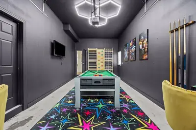 Image de Lakefront - Pet Friendly - Arcade - Walk to Beach - Pool/Hot Tub