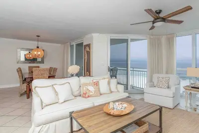 Image de Gorgeous beachfront condo, shared pool and beach access