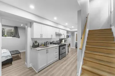 Image de Modern 2-Bed, 2-Bath Bsmt suite | Parking | Wi Fi