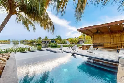 Image de Waterfront villa with private pool, furnished deck & gas grill