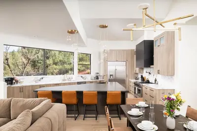 Image de Cathedral Shadows, Heated Pool & Spa, Sauna, Firepit